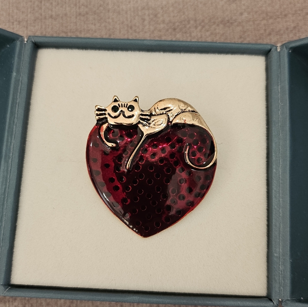 Cat on Stawberry Heart Pin/Pendant